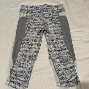 Athleta Dapple Be Free Kicker Capri Yoga Pants Activewear White Grey Size S